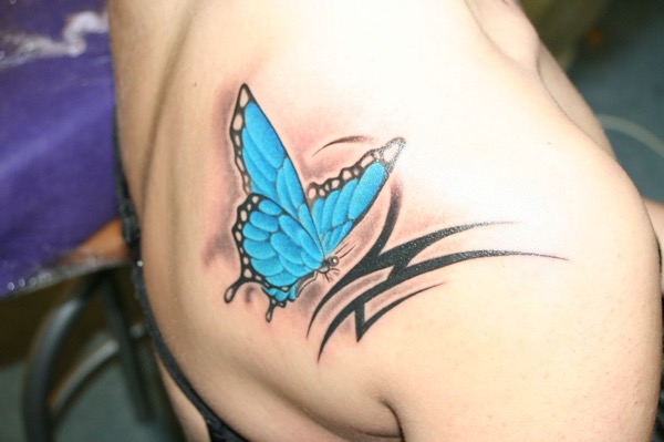 papillon bleu en vol sur tribal