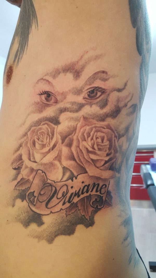 roses regard femme brume banderolle et lettrage viviane