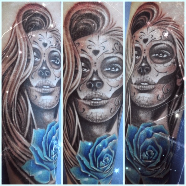 santa muerte et rose bleue