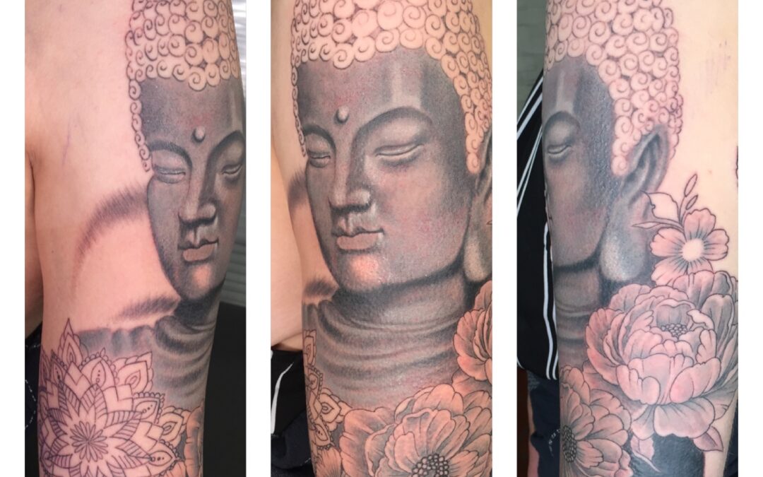 Buddha réaliste, mandala et fleurs