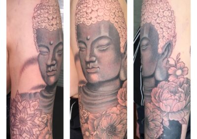 Buddha réaliste, mandala et fleurs