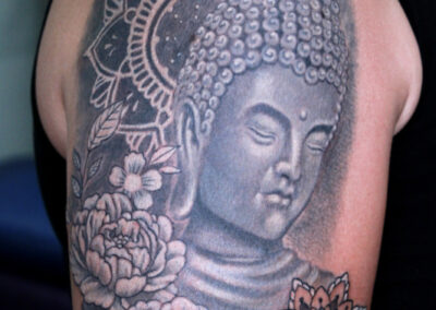 Buddha réaliste, mandala et fleurs