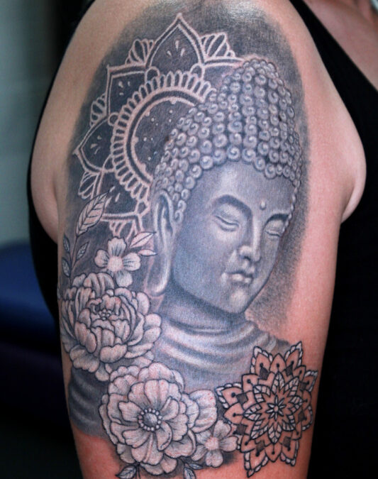 Buddha réaliste, mandala et fleurs