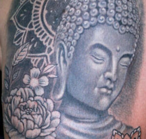 Buddha réaliste, mandala et fleurs