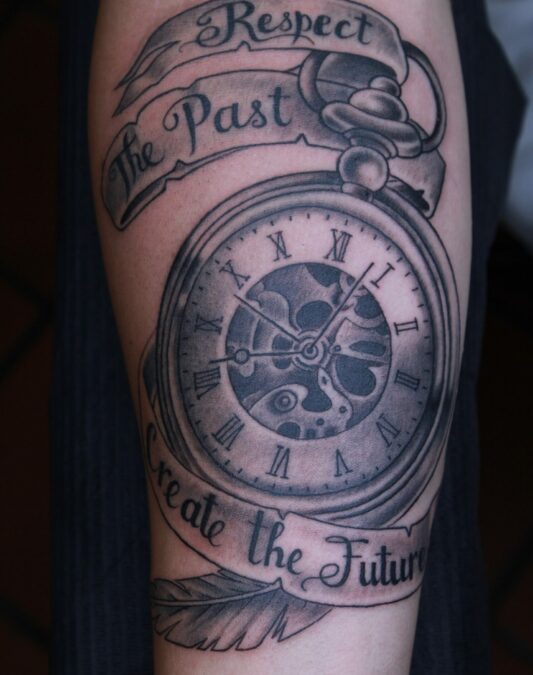 montre à gousset, banderolle et lettrage  » respect the past create the futur « 