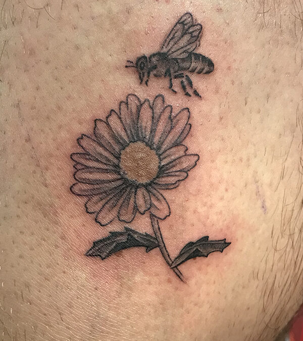 marguerite ombrée et abeille sur tache de naissance