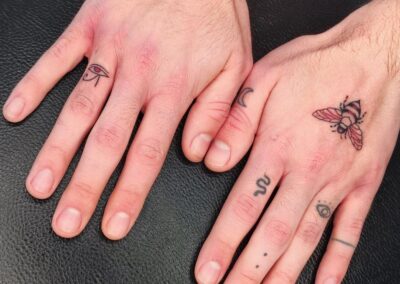 ensemble tatouage mains abeille serpent oeil horus lune points lignes phalanges doigts