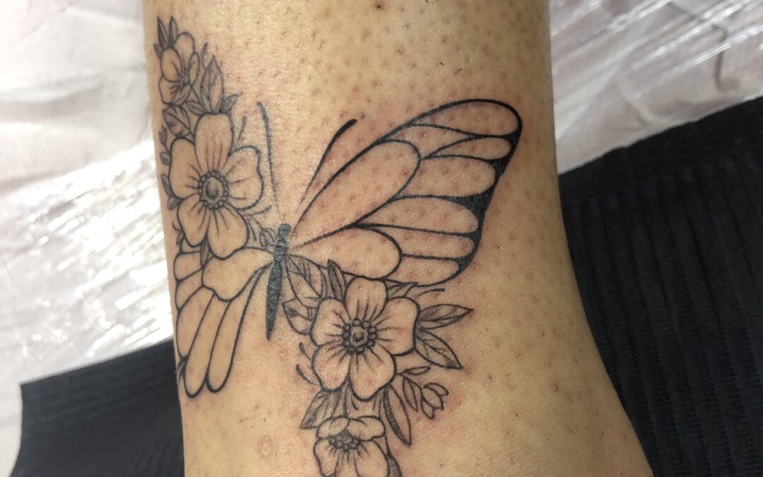 papillon aux ailes mi-vraies, mi florales