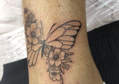 papillon aux ailes mi-vraies, mi florales