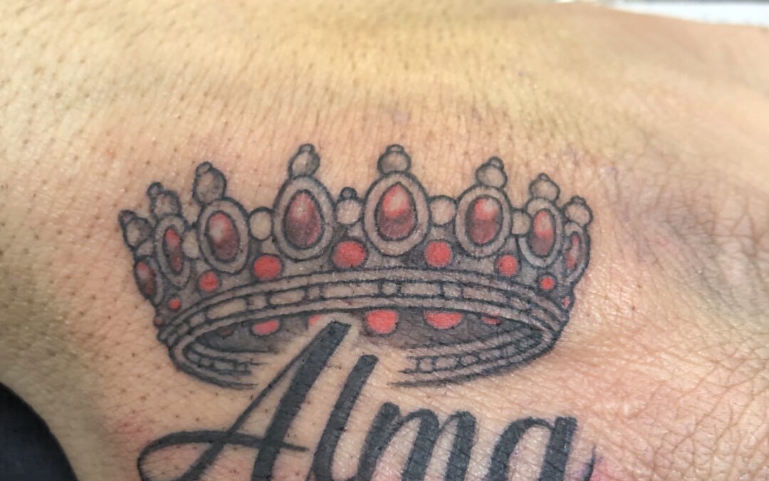 Couronne de princesse et lettrage ALMA sur la main 