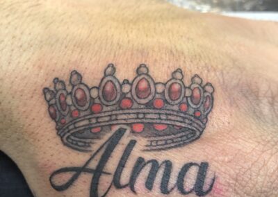 Couronne de princesse et lettrage ALMA sur la main 