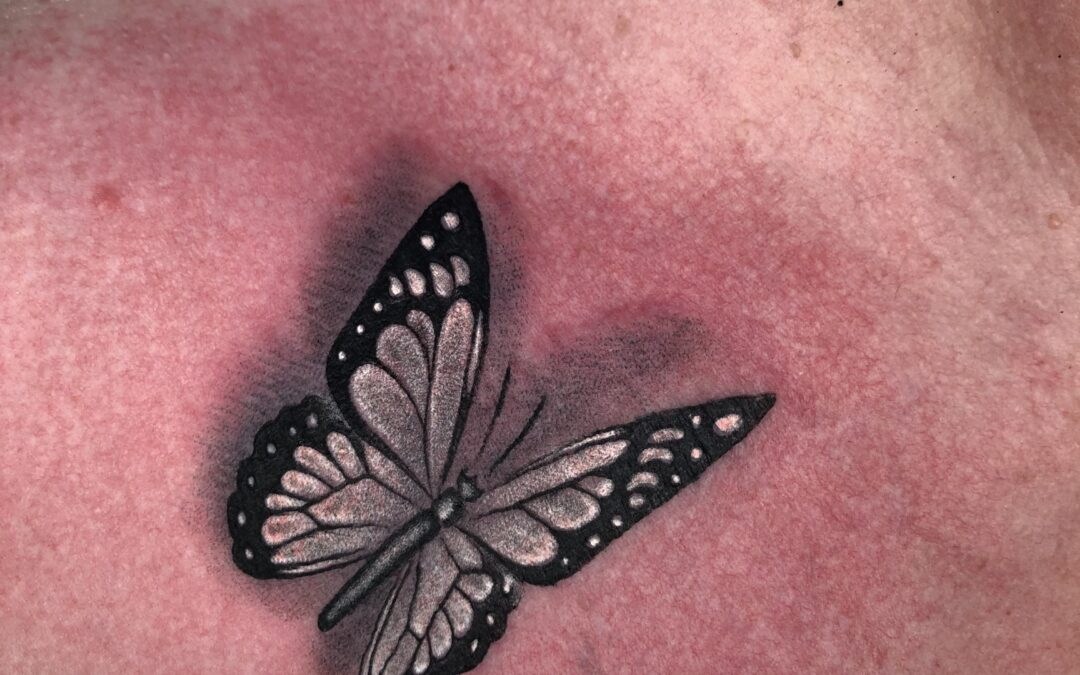 papillon posé sur clavicule d’épaule