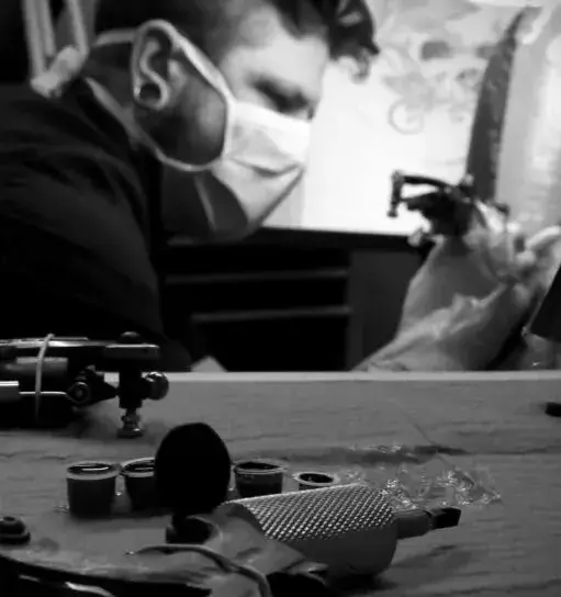 E-shop 17 Porter un masque chirurgical en tatouage :