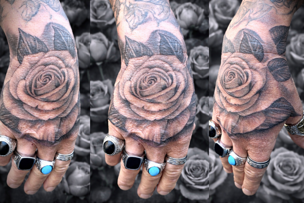 Tatouage de rose sur la main